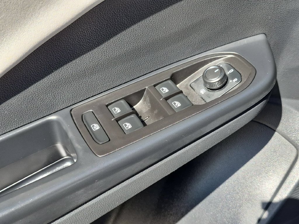 Used 2025 Volkswagen Taos SE AWD/4WD image 13