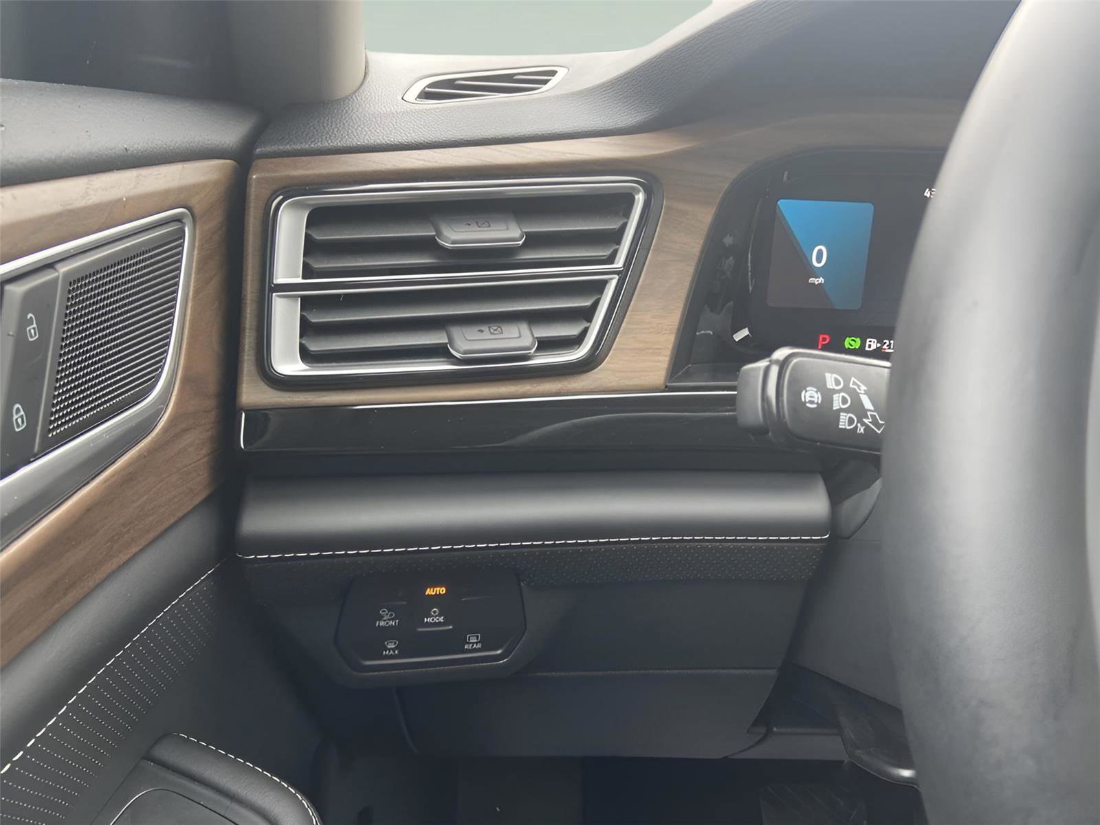 Used 2025 Volkswagen Atlas SE image 24