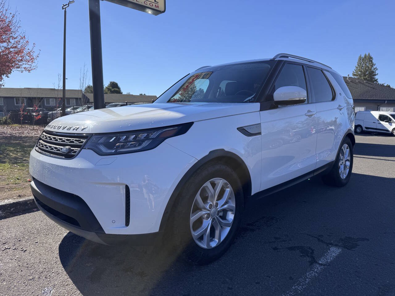Used 2019 Land Rover Discovery SE AWD/4WD image 1
