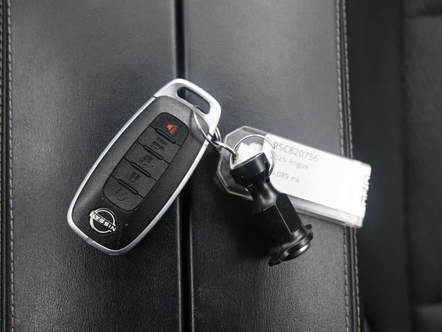 Used 2025 Nissan Rogue SV AWD/4WD image 9