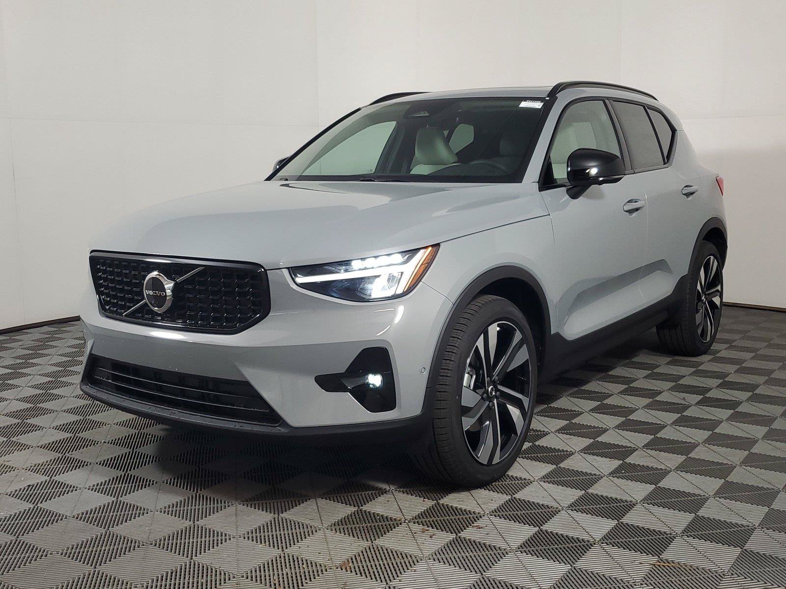 New 2026 Volvo XC40 B5 Plus w/ Protection Package Premier AWD/4WD image 3