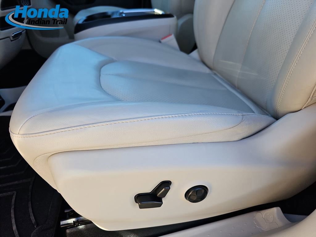 Used 2021 Chrysler Pacifica Touring-L image 31