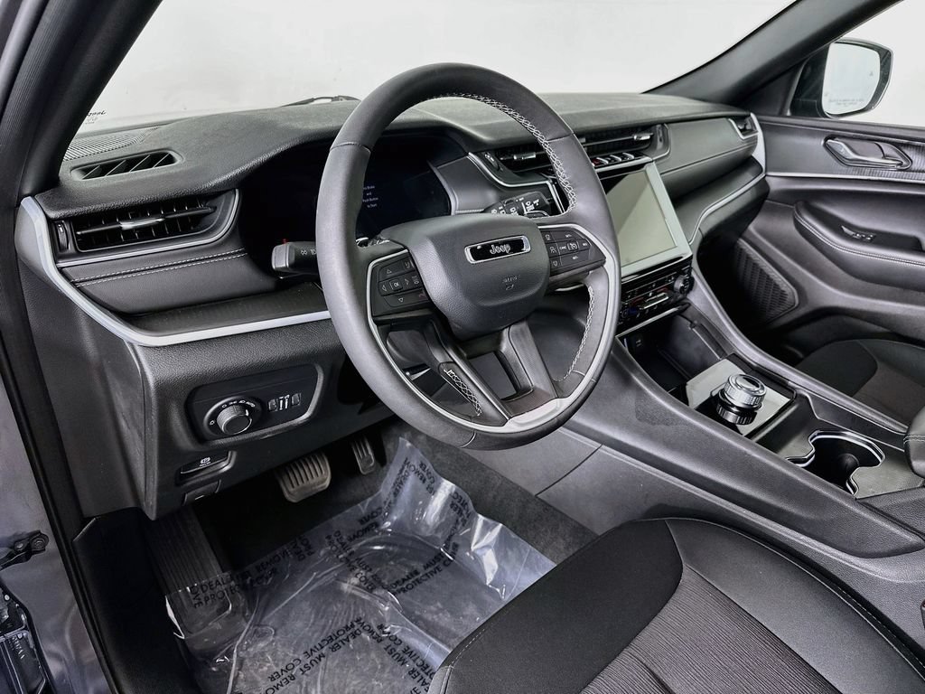 Certified 2025 Jeep Grand Cherokee Laredo X w/ Luxury Tech Group I AWD/4WD image 17