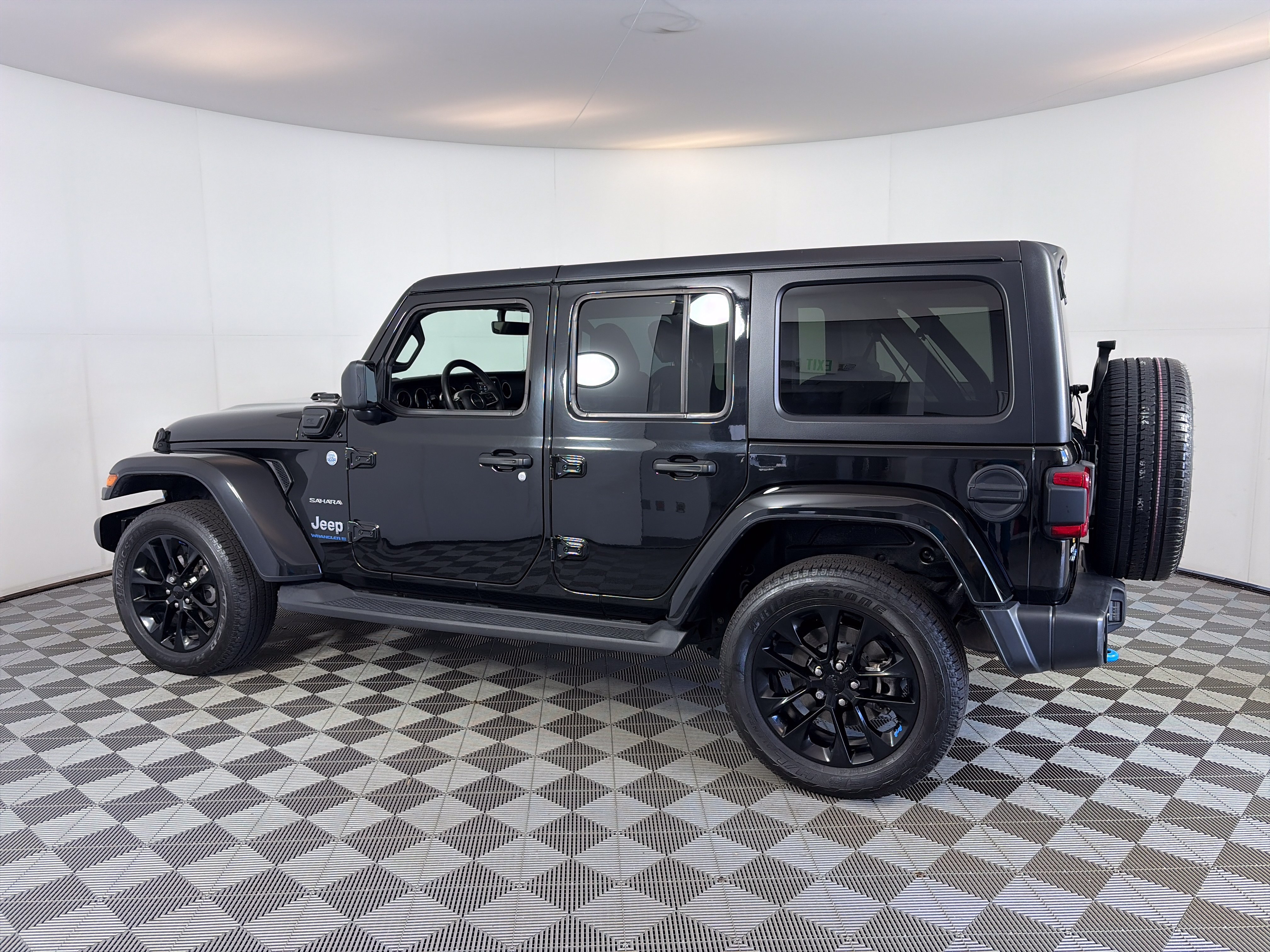Used 2023 Jeep Wrangler Unlimited Sahara AWD/4WD image 8