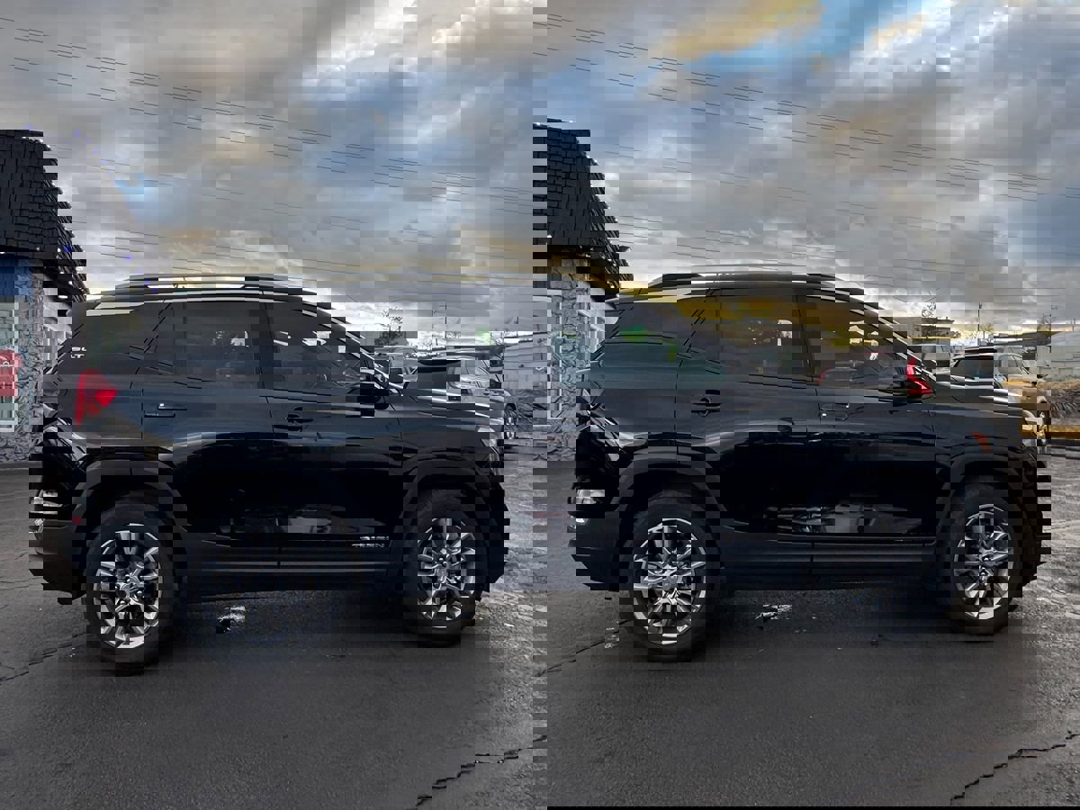 Used 2022 GMC Terrain SLT w/ Infotainment Package II image 13