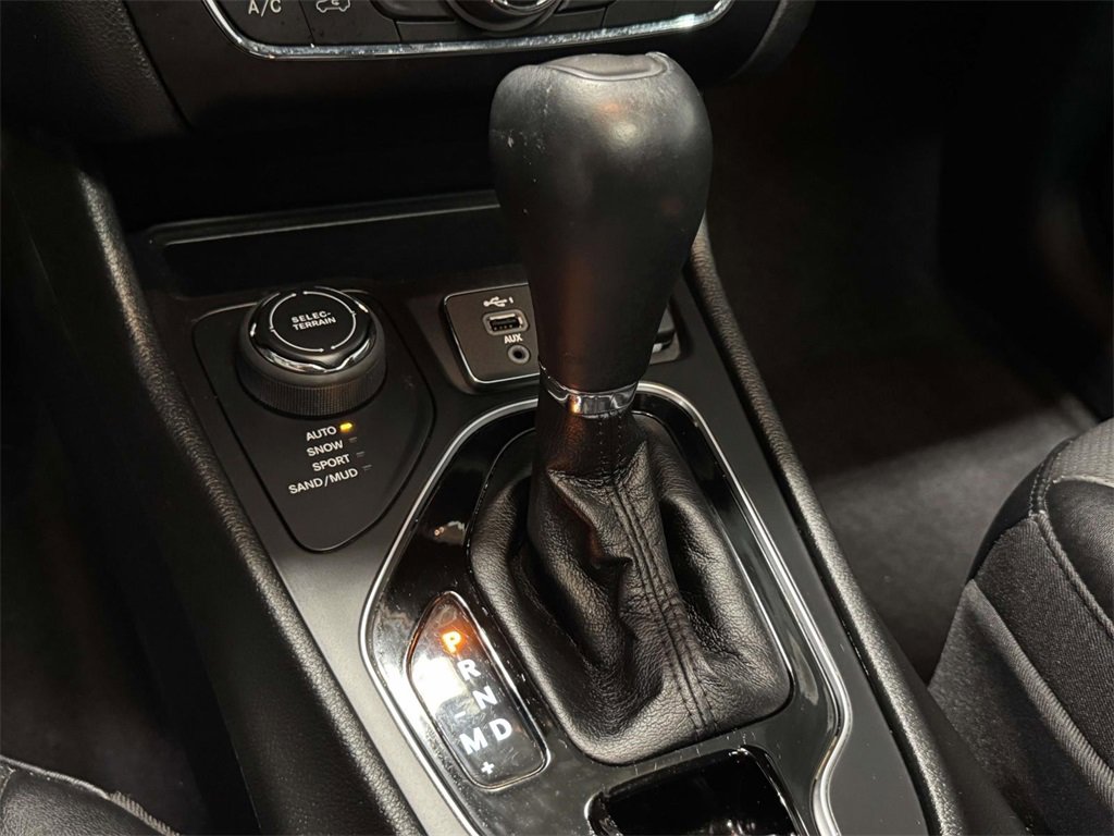 Used 2022 Jeep Cherokee Limited image 24