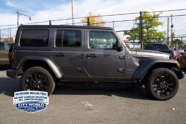 Used 2025 Jeep Wrangler Unlimited Sahara w/ Safety Group AWD/4WD image 3