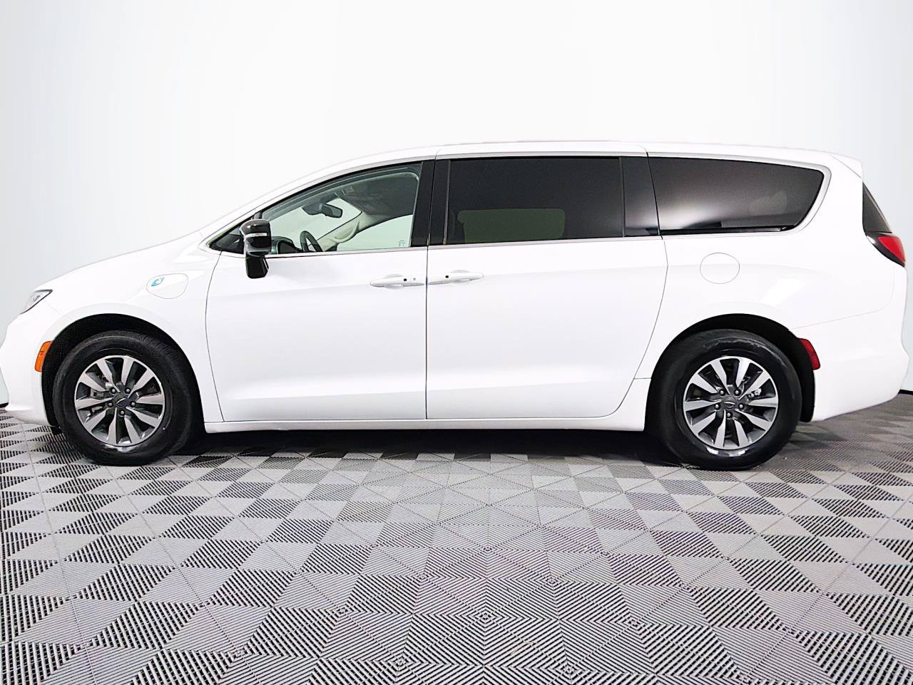 Used 2024 Chrysler Pacifica Limited FWD image 7