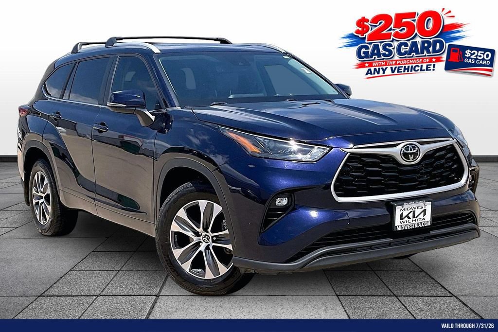 Used 2023 Toyota Highlander XLE AWD/4WD image 2