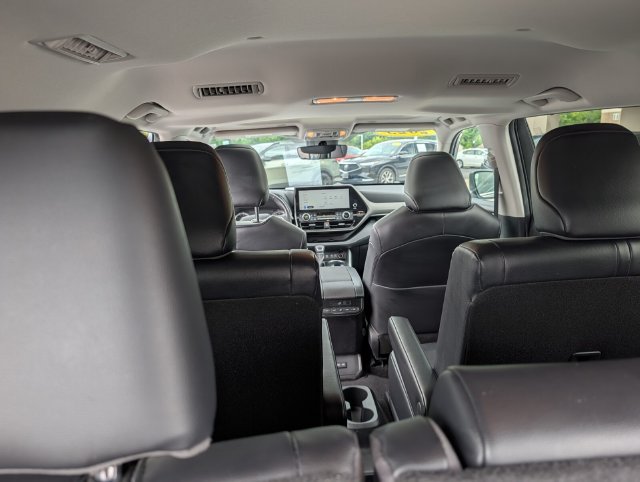 Used 2023 Toyota Highlander XLE FWD image 25