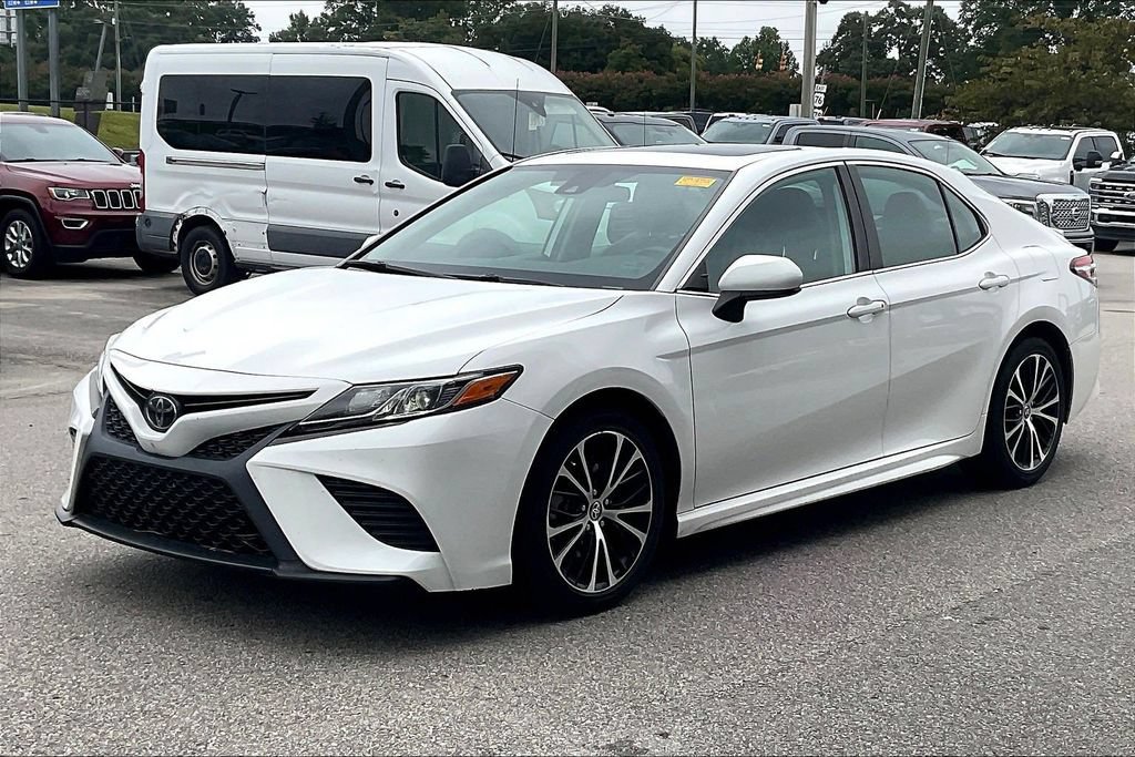 Used 2020 Toyota Camry SE FWD image 3
