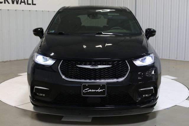 Used 2025 Chrysler Pacifica Select image 3