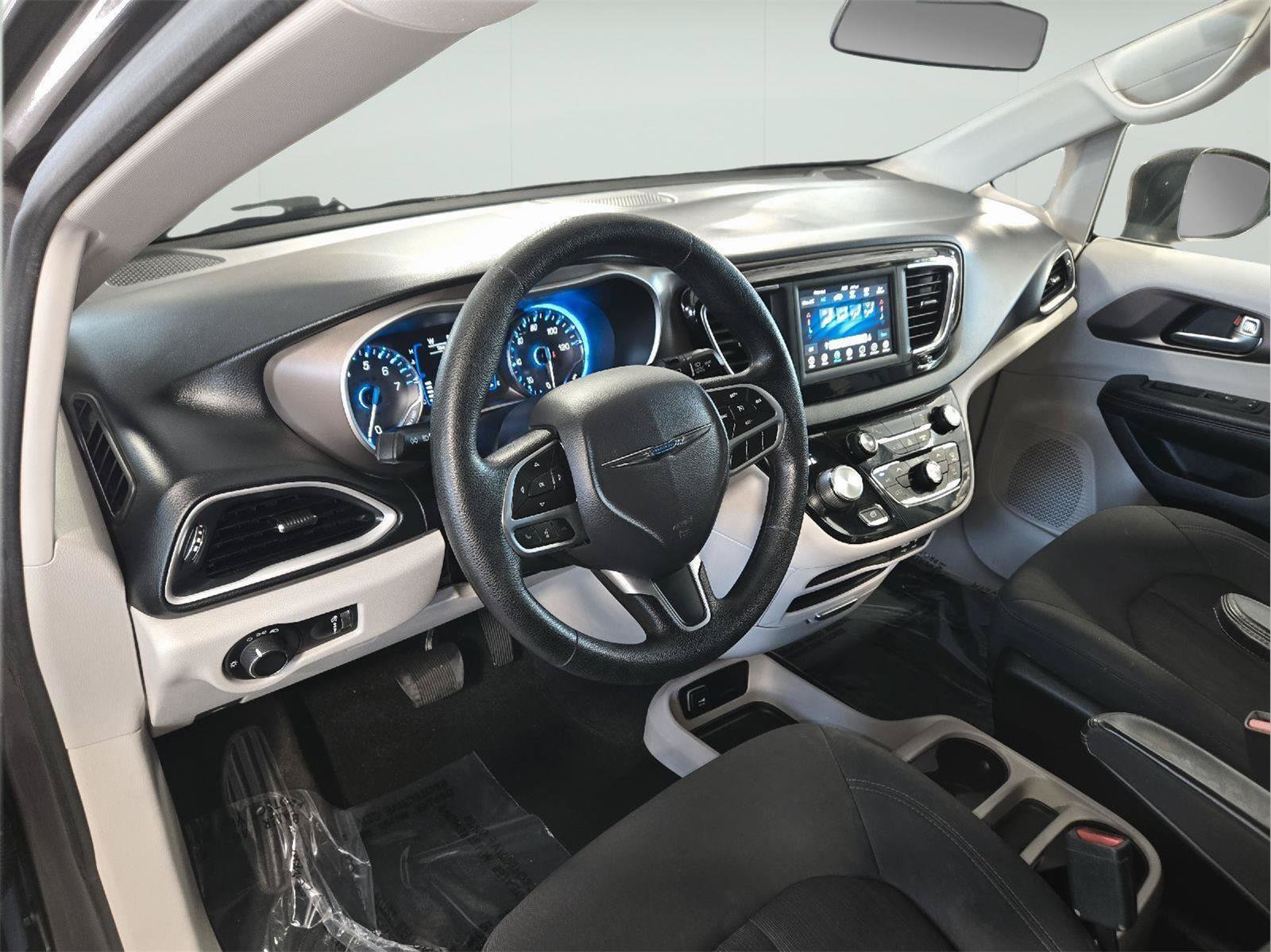 Used 2019 Chrysler Pacifica L FWD image 35