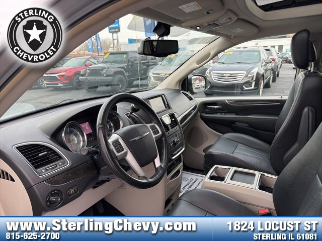 Used 2015 Chrysler Town & Country Touring-L w/ Driver Convenience Group image 10