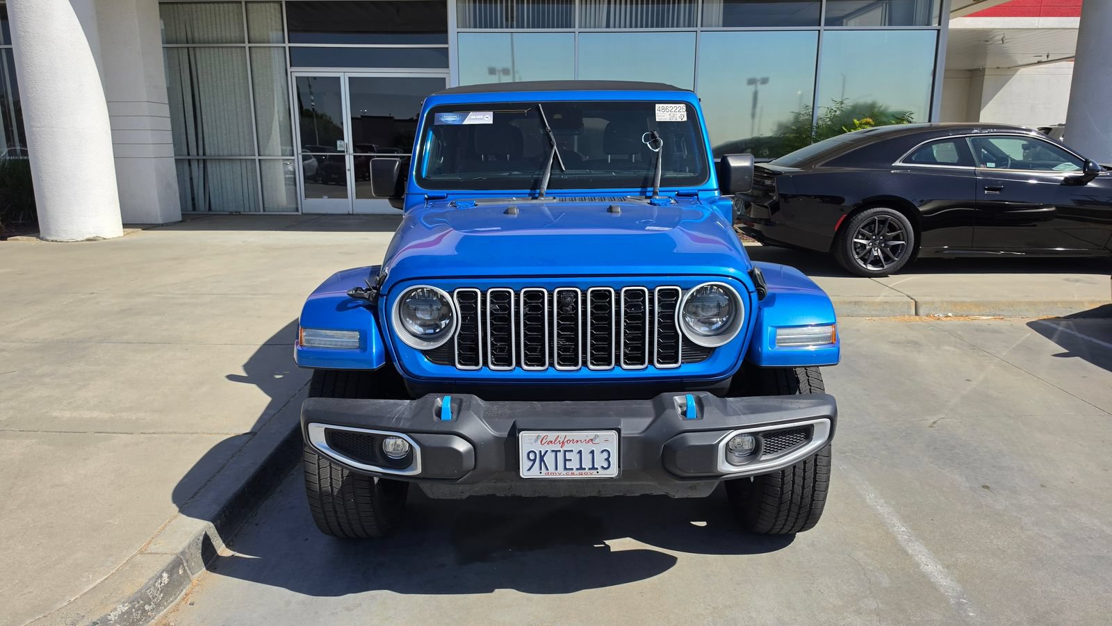 Used 2024 Jeep Wrangler Unlimited Sahara w/ Technology Group AWD/4WD image 2