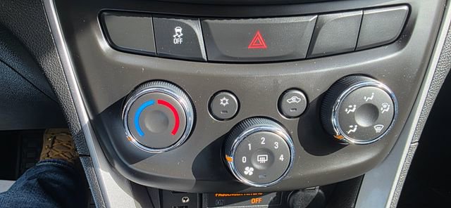 Used 2022 Chevrolet Trax LT w/ LT Convenience Package image 21