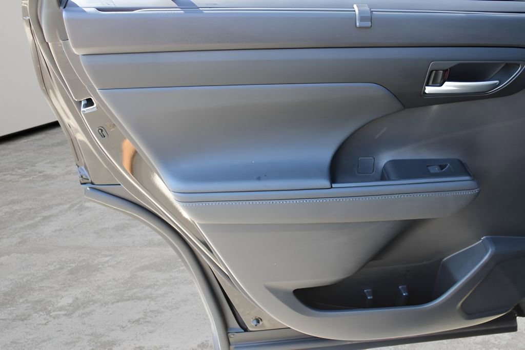 Used 2023 Toyota Highlander XLE AWD/4WD image 22