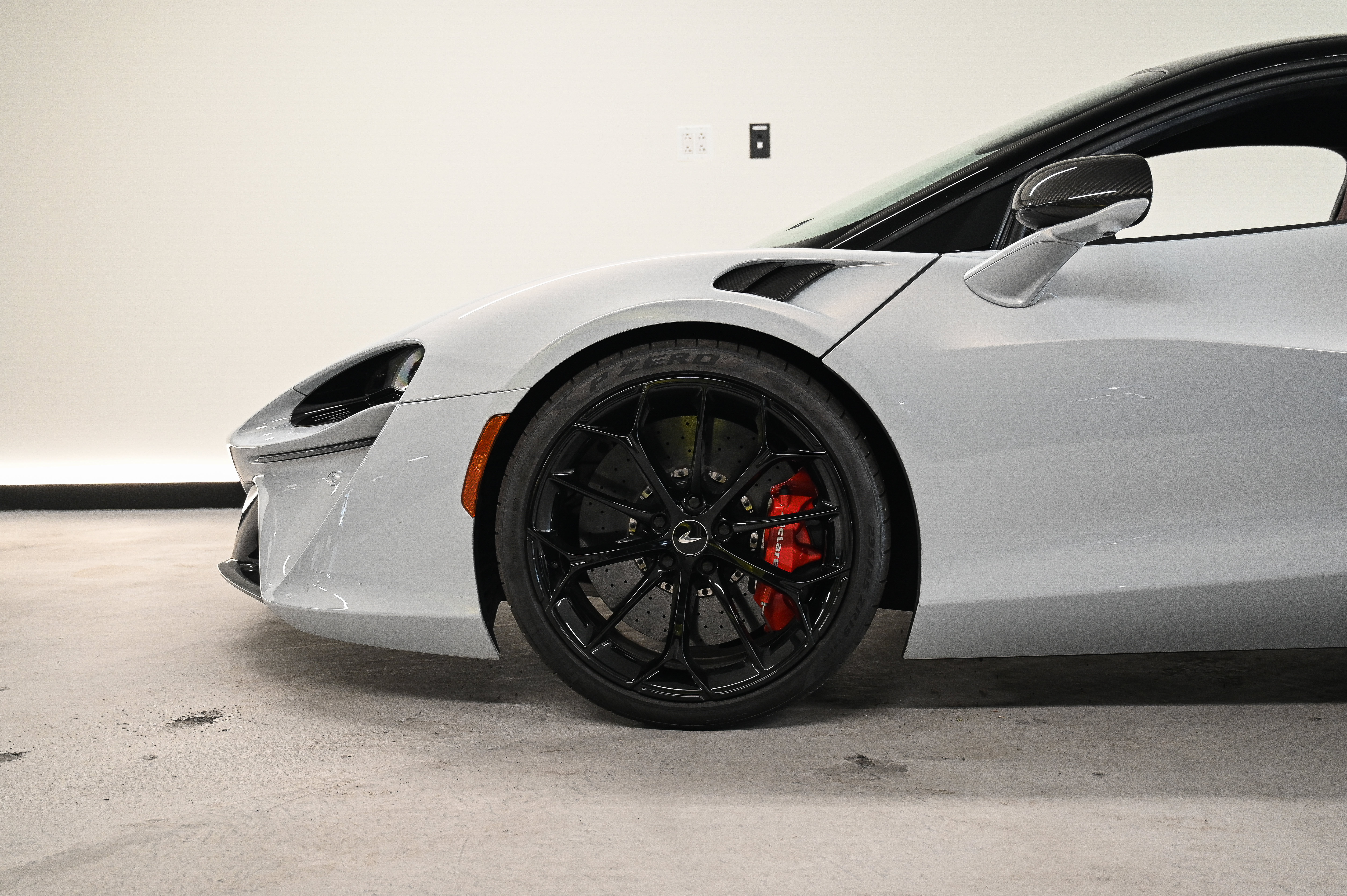 Used 2023 McLaren Artura RWD image 9