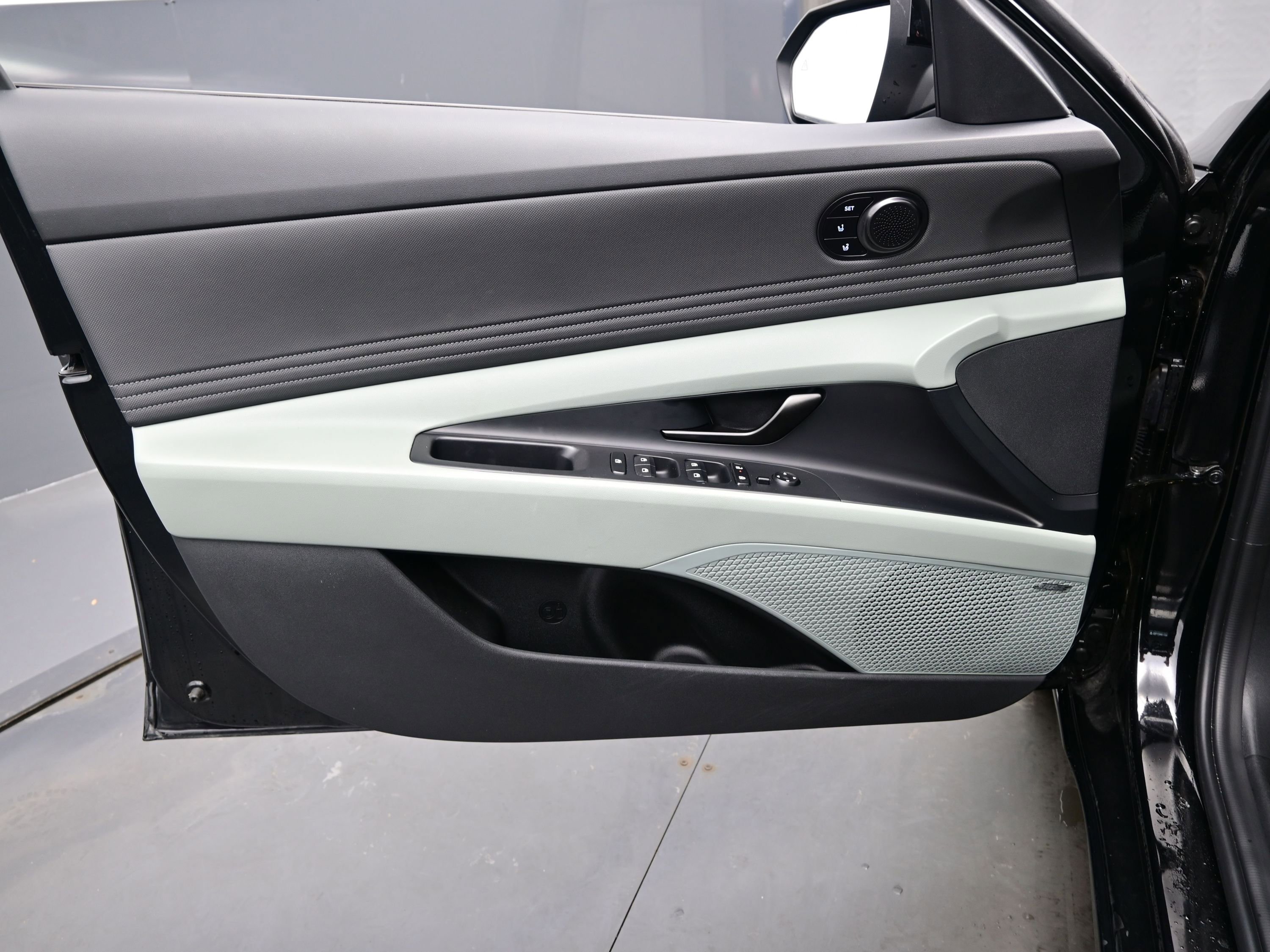 Certified 2025 Hyundai Elantra Limited image 9