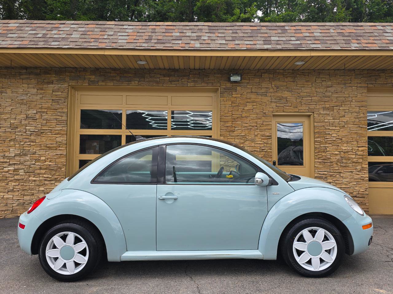 Used 2010 Volkswagen Beetle Final Edition FWD image 9