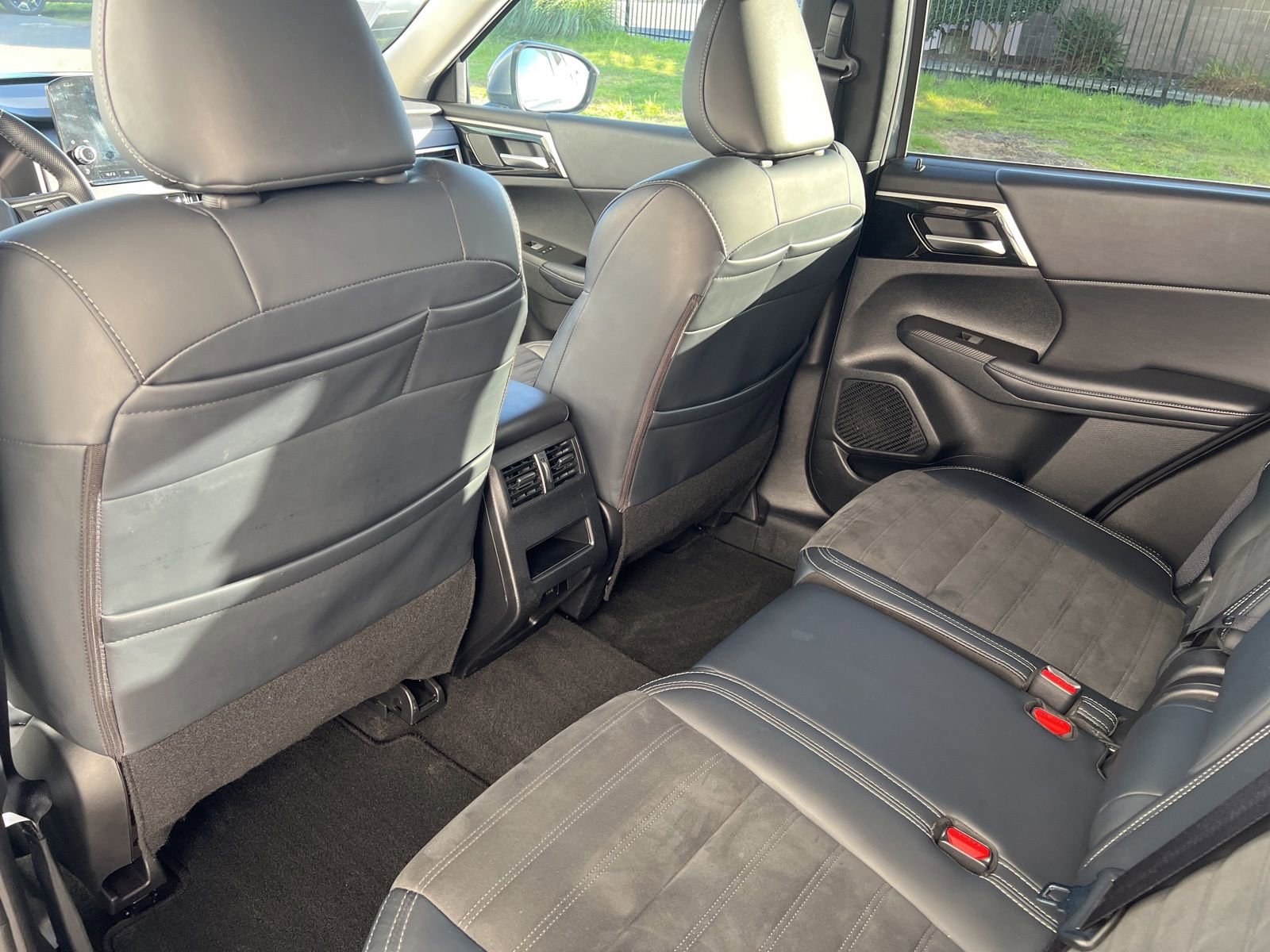 Used 2024 Mitsubishi Outlander SE image 17