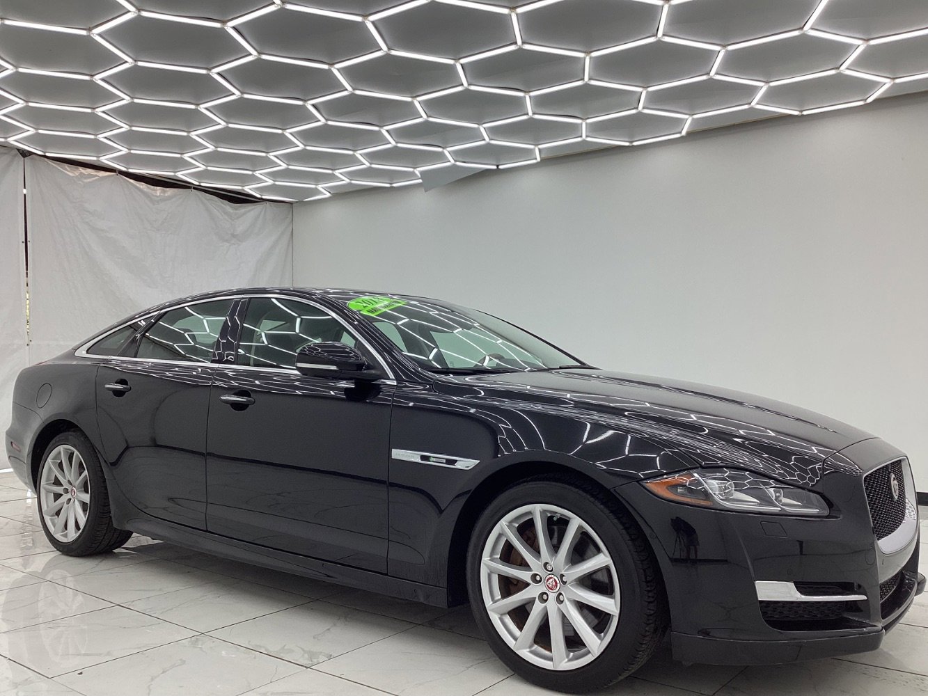 Used 2018 Jaguar XJ R-Sport image 7
