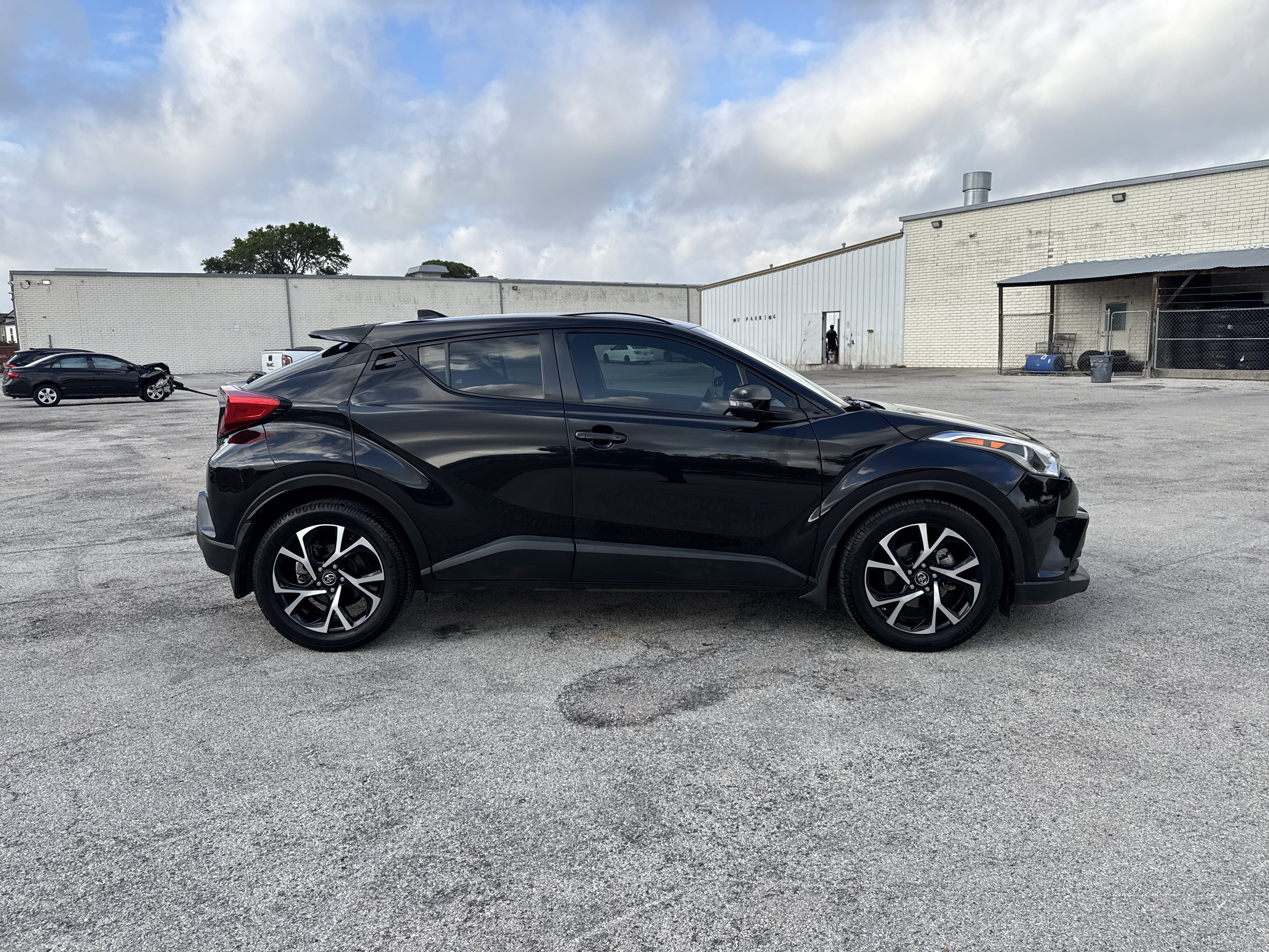 Used 2018 Toyota C-HR XLE FWD image 3