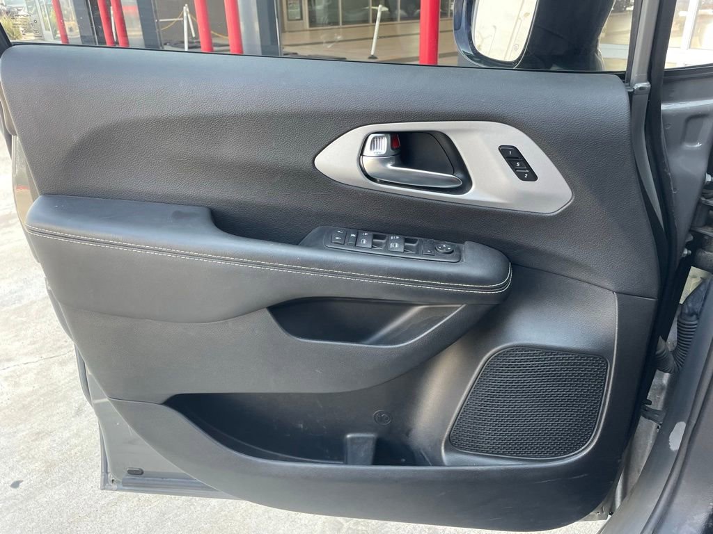 Used 2024 Chrysler Pacifica Touring-L w/ S Appearance Package FWD image 9