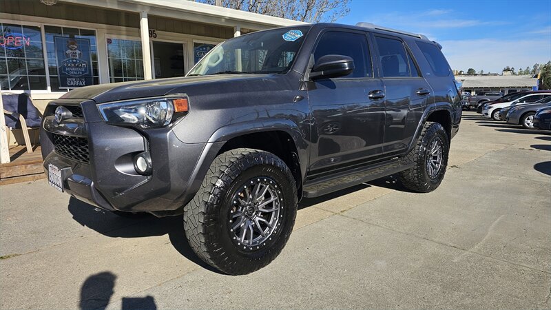 Used 2018 Toyota 4Runner SR5 AWD/4WD image 1