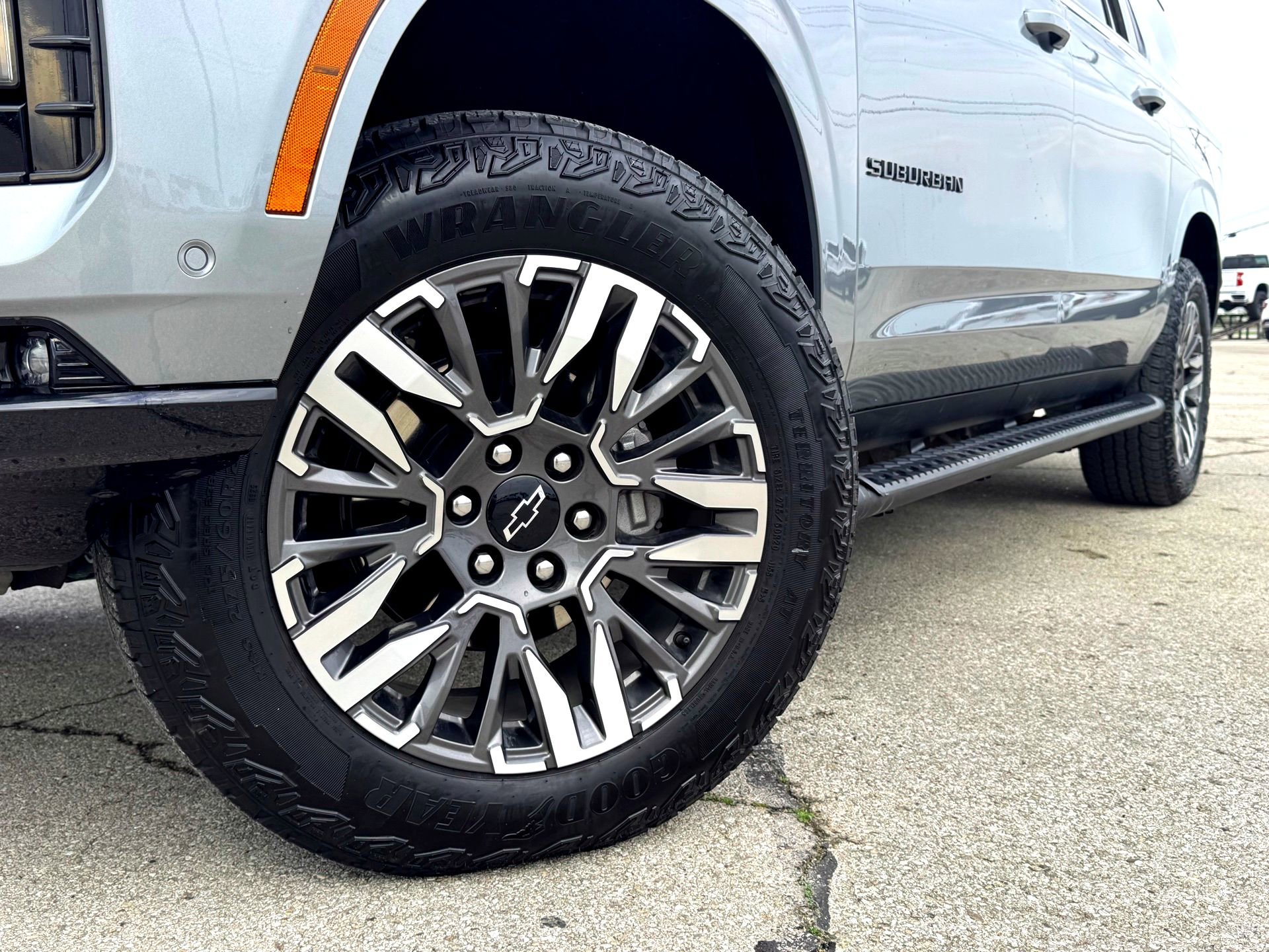 Used 2025 Chevrolet Suburban Z71 AWD/4WD image 2
