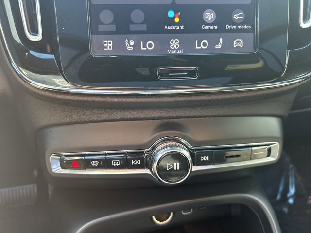 Certified 2025 Volvo XC40 B5 Plus image 25