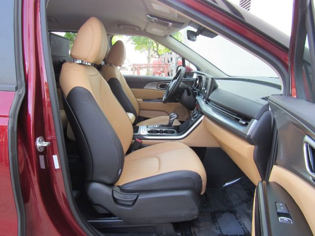 Used 2023 Kia Carnival LX image 24
