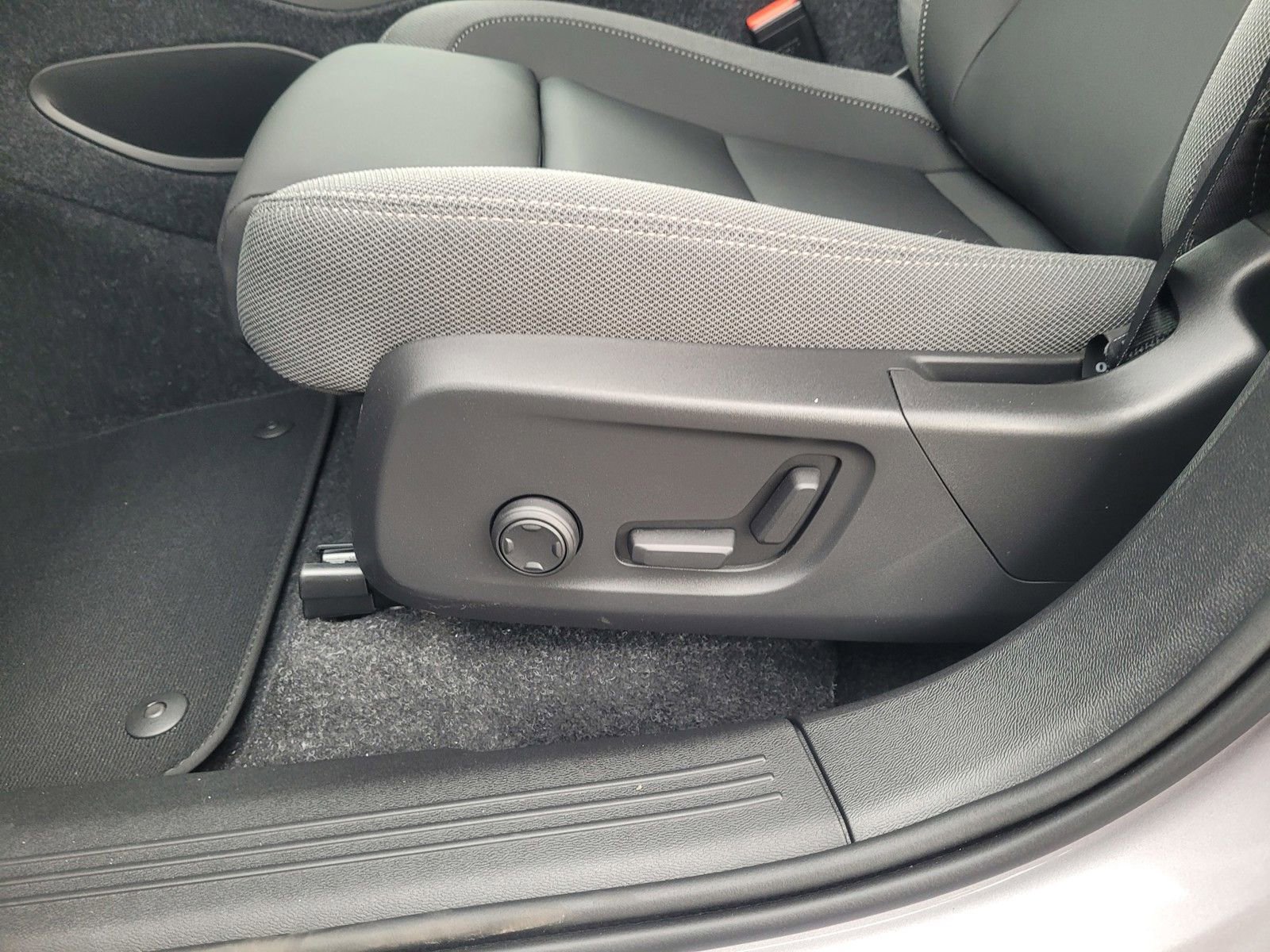 New 2026 Volvo EX40 Plus w/ Climate Package image 9