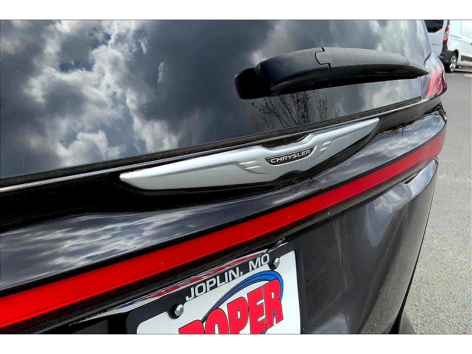 Used 2023 Chrysler Pacifica Touring-L image 30