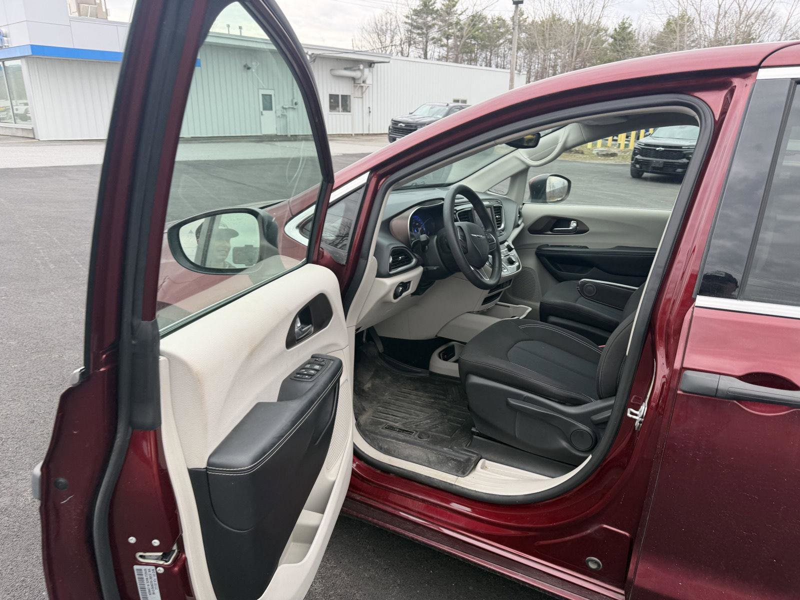 Used 2021 Chrysler Voyager L FWD image 8