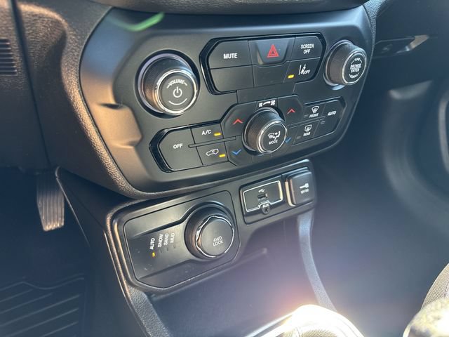 Used 2022 Jeep Renegade Latitude w/ Convenience Group AWD/4WD image 20