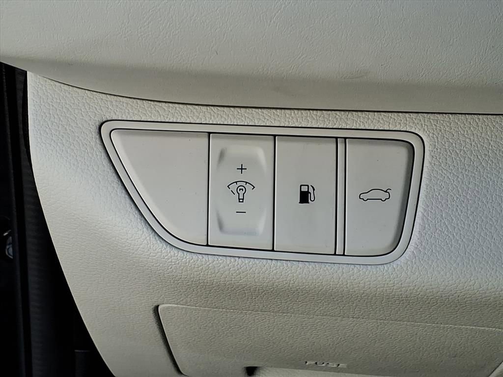 Used 2025 Genesis G70 2.5T image 14