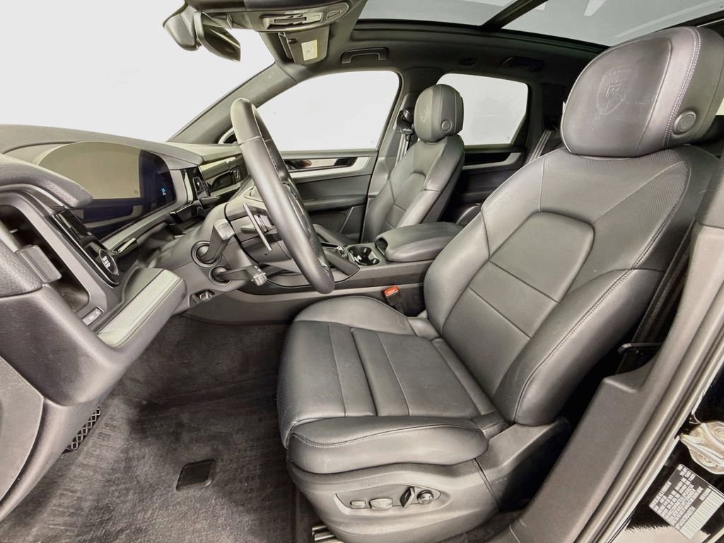 Certified 2024 Porsche Cayenne AWD/4WD image 5