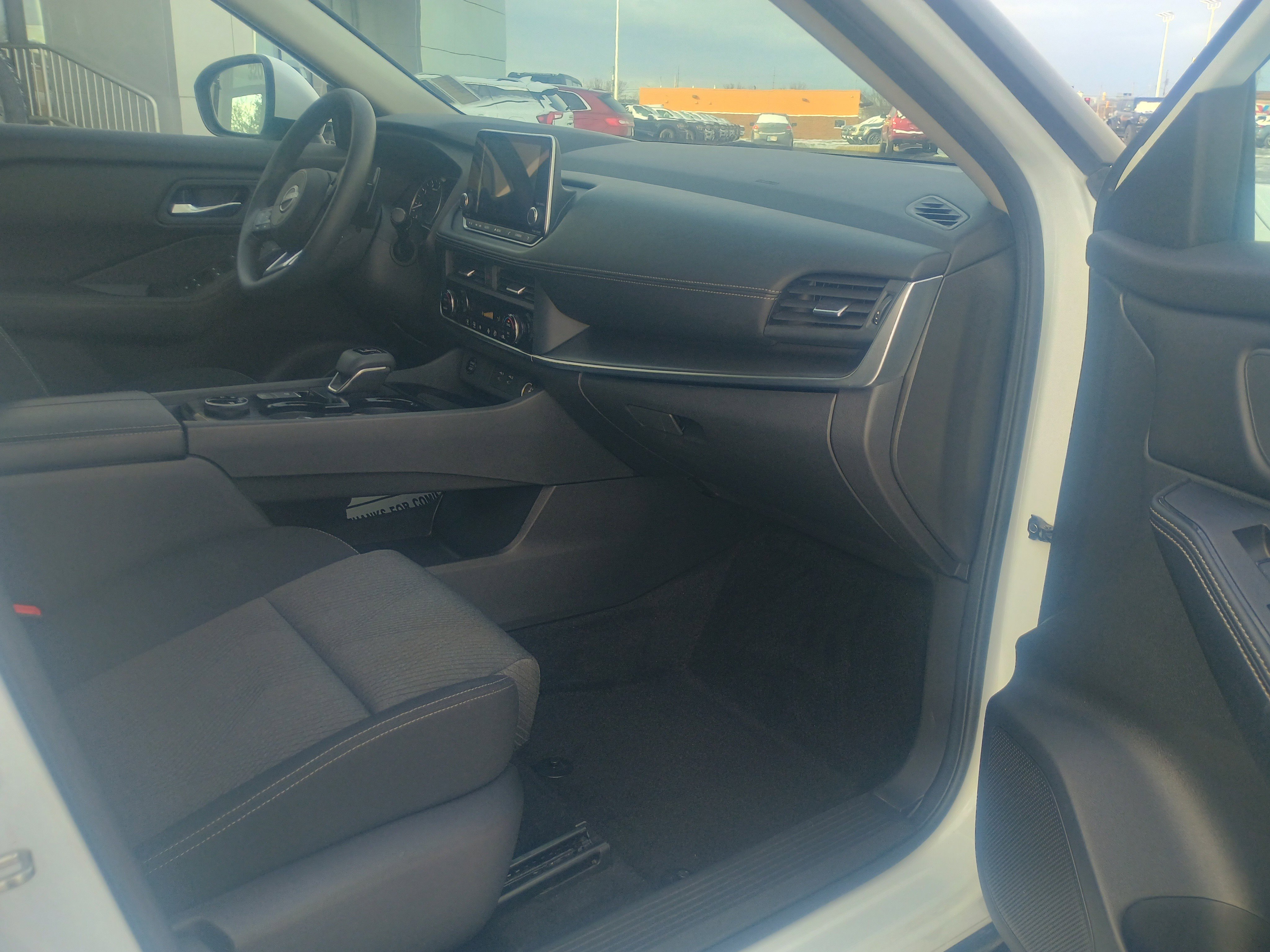 Used 2024 Nissan Rogue SV image 15