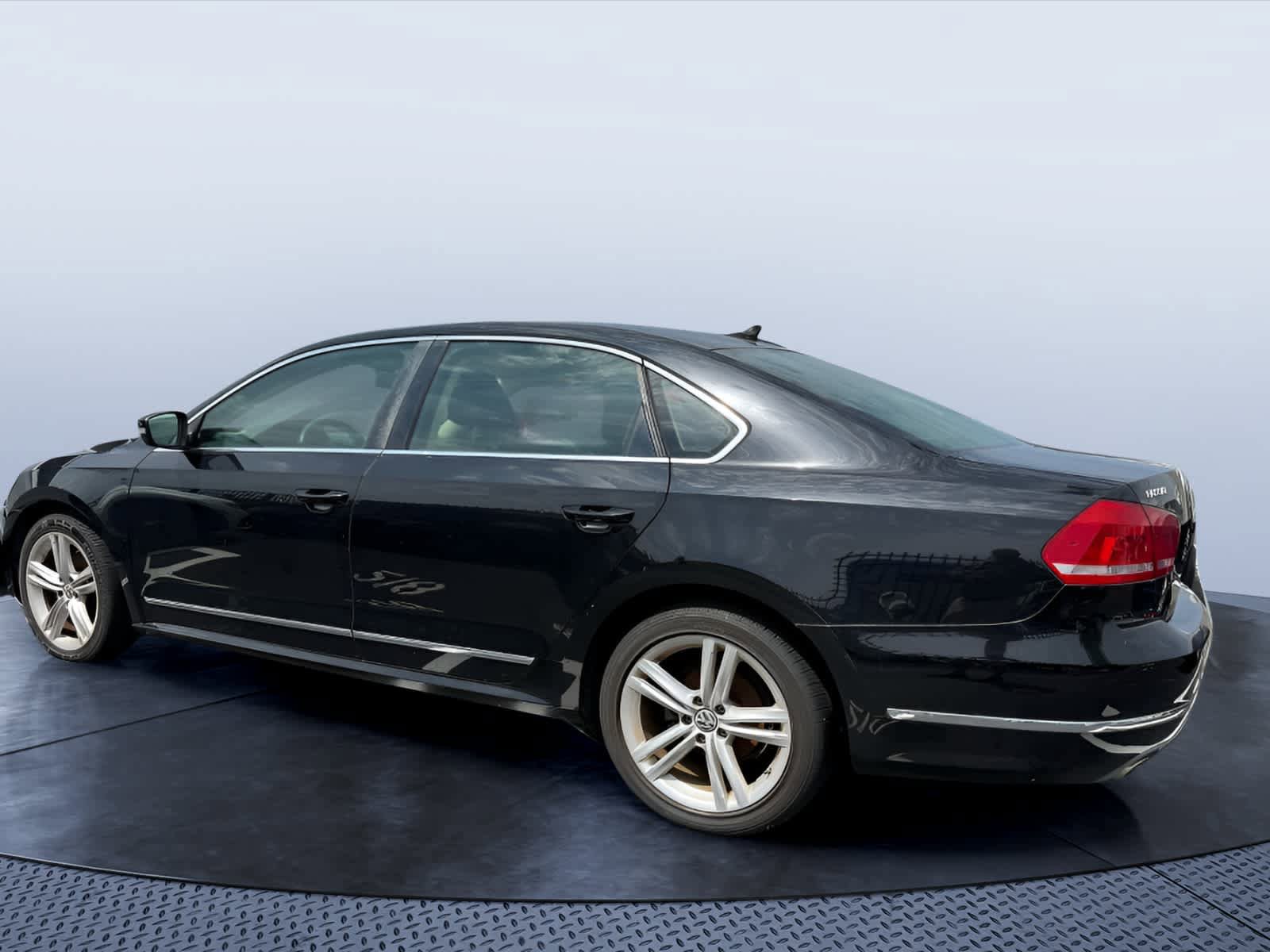 Used 2015 Volkswagen Passat TDI SE FWD image 3