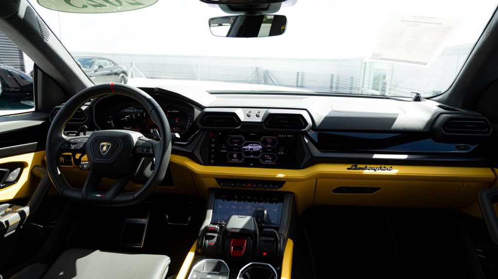 Used 2025 Lamborghini Urus SE AWD/4WD image 20
