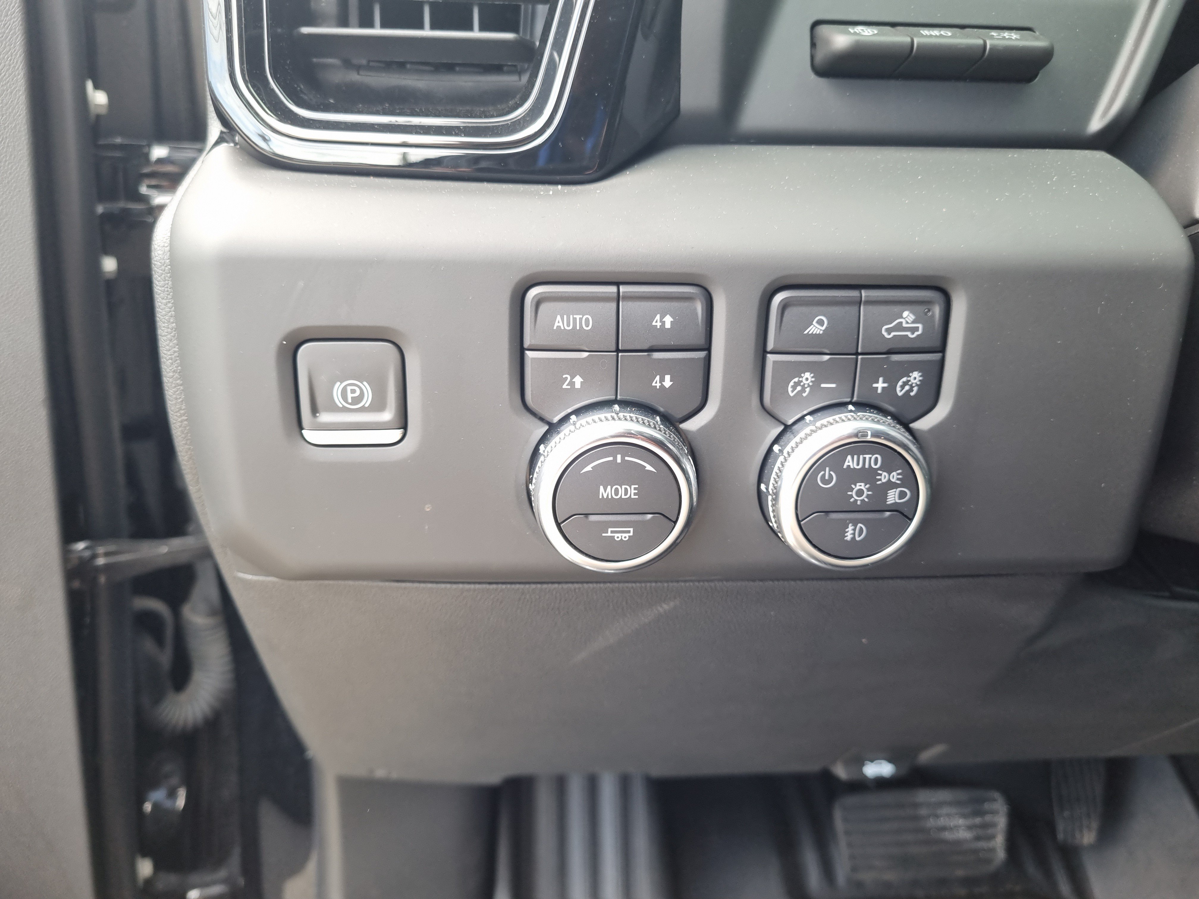 Used 2024 GMC Sierra 1500 AT4 w/ Technology Package AWD/4WD image 22