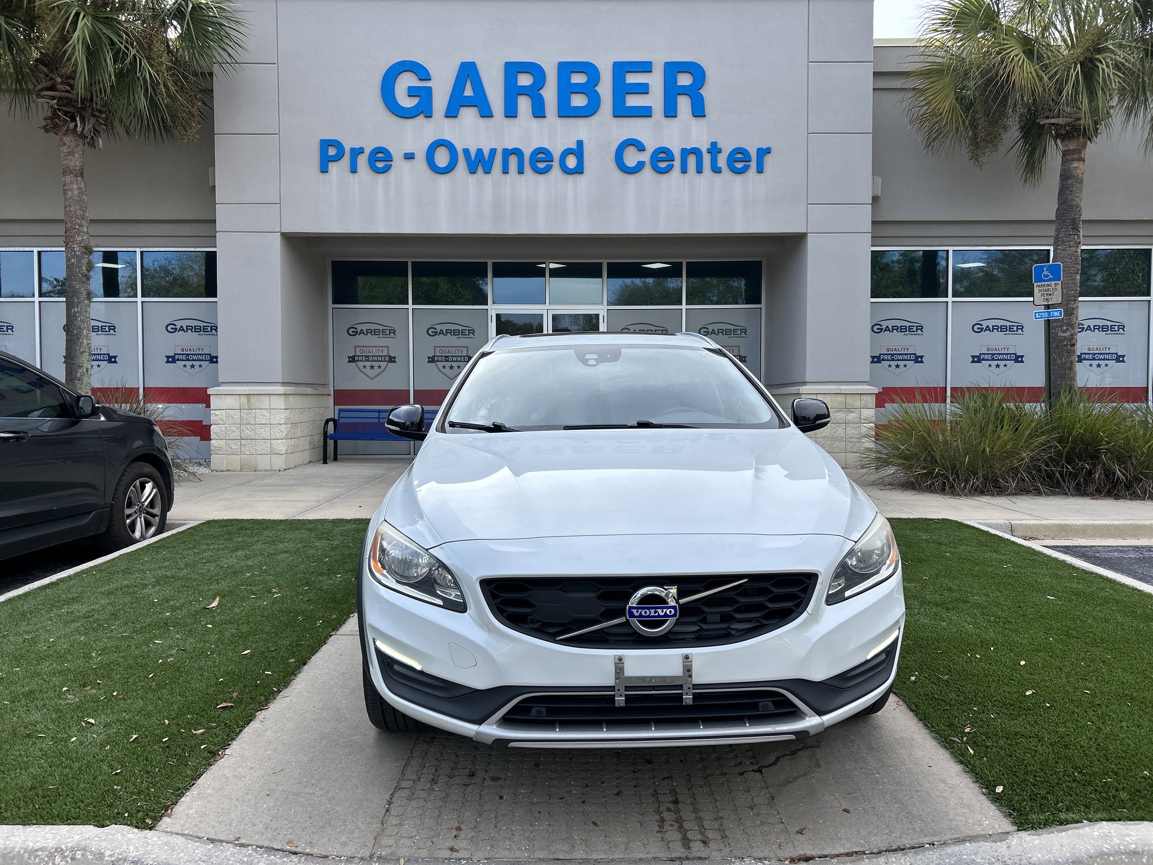 Used 2017 Volvo V60 T5 Cross Country w/ Convenience Package image 2