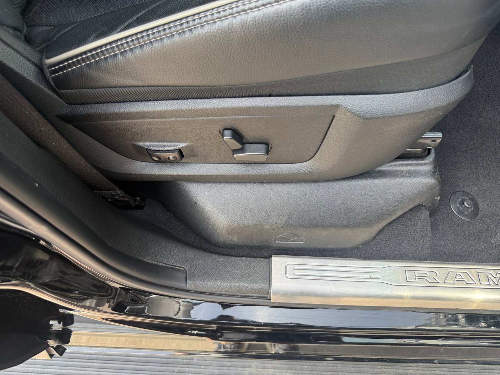 Used 2021 RAM 3500 Laramie image 31