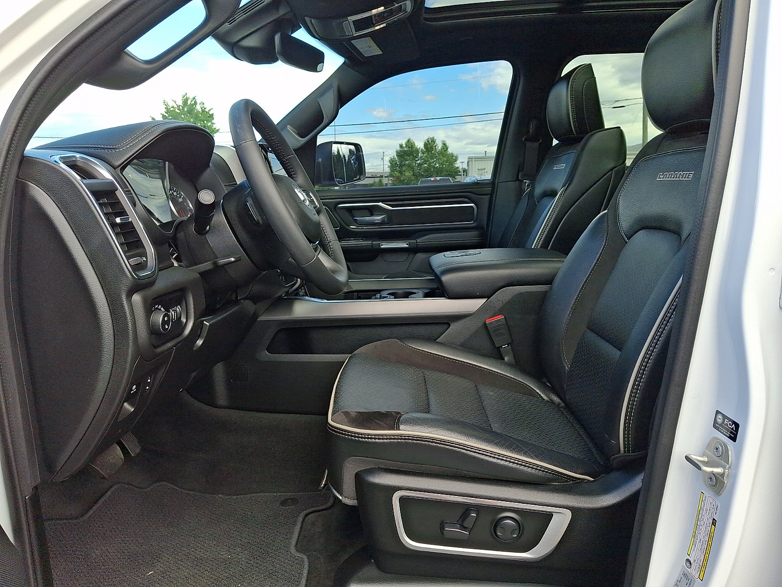 Used 2024 RAM 1500 Laramie AWD/4WD image 15