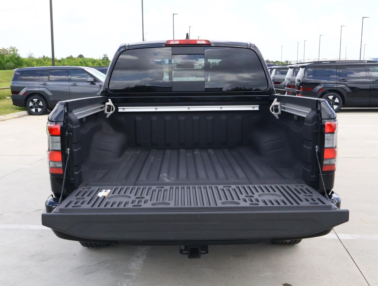 Used 2025 Nissan Frontier SV w/ SV Convenience Package RWD image 9