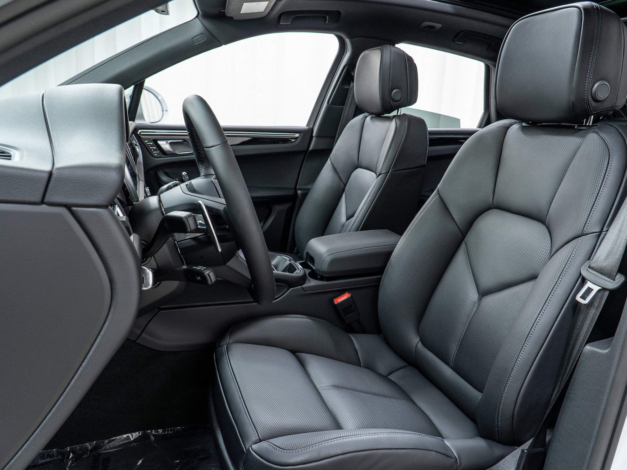 Certified 2025 Porsche Macan image 5