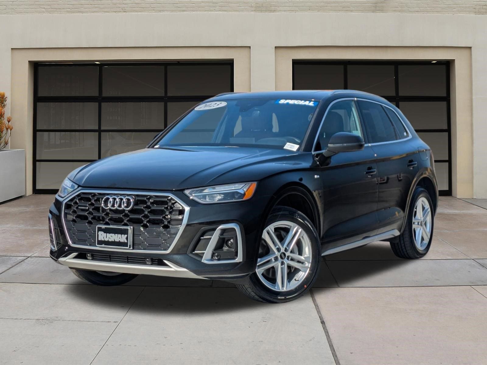 Used 2023 Audi Q5 e Premium w/ Convenience Package image 3