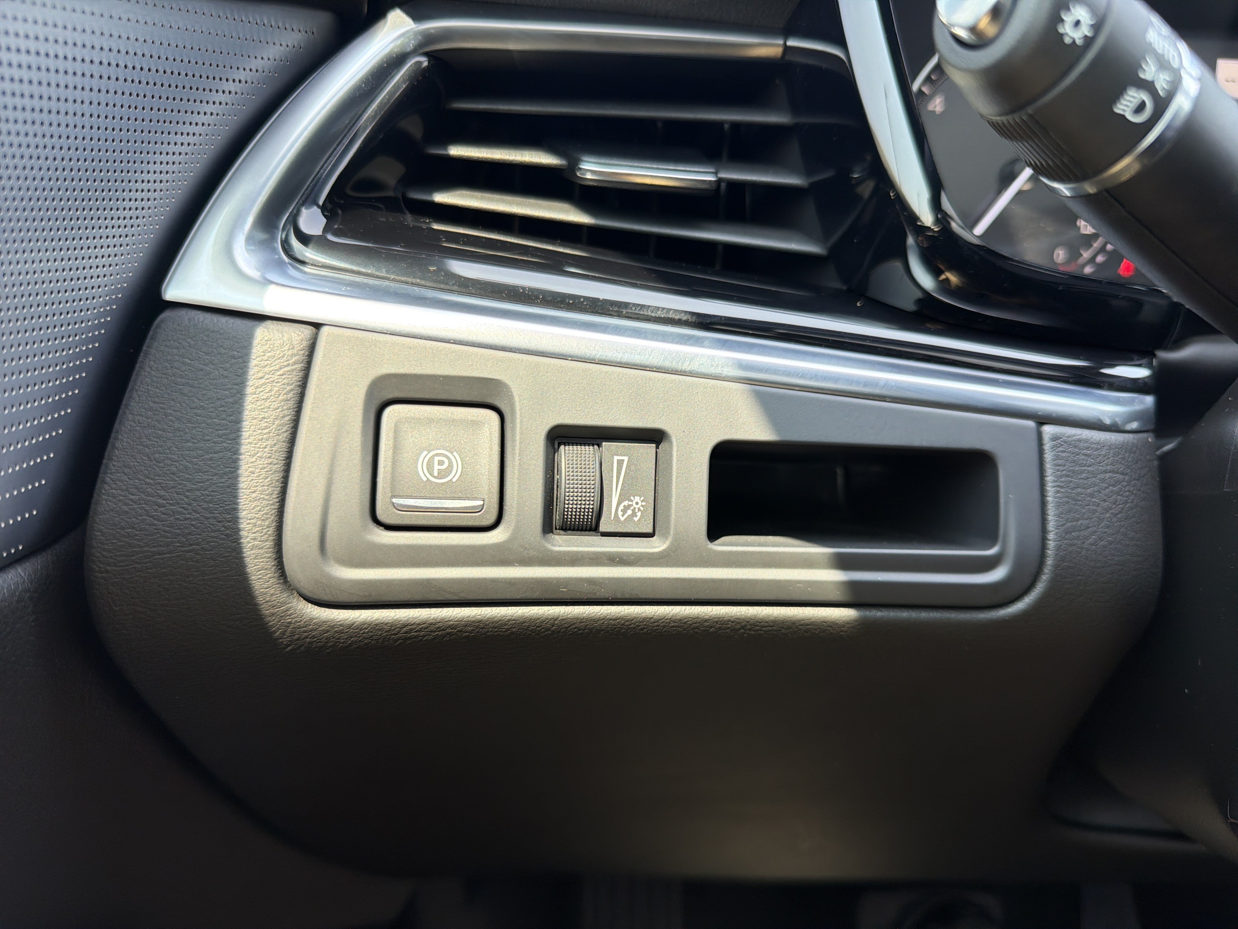 Certified 2025 Cadillac XT6 Premium Luxury FWD image 32