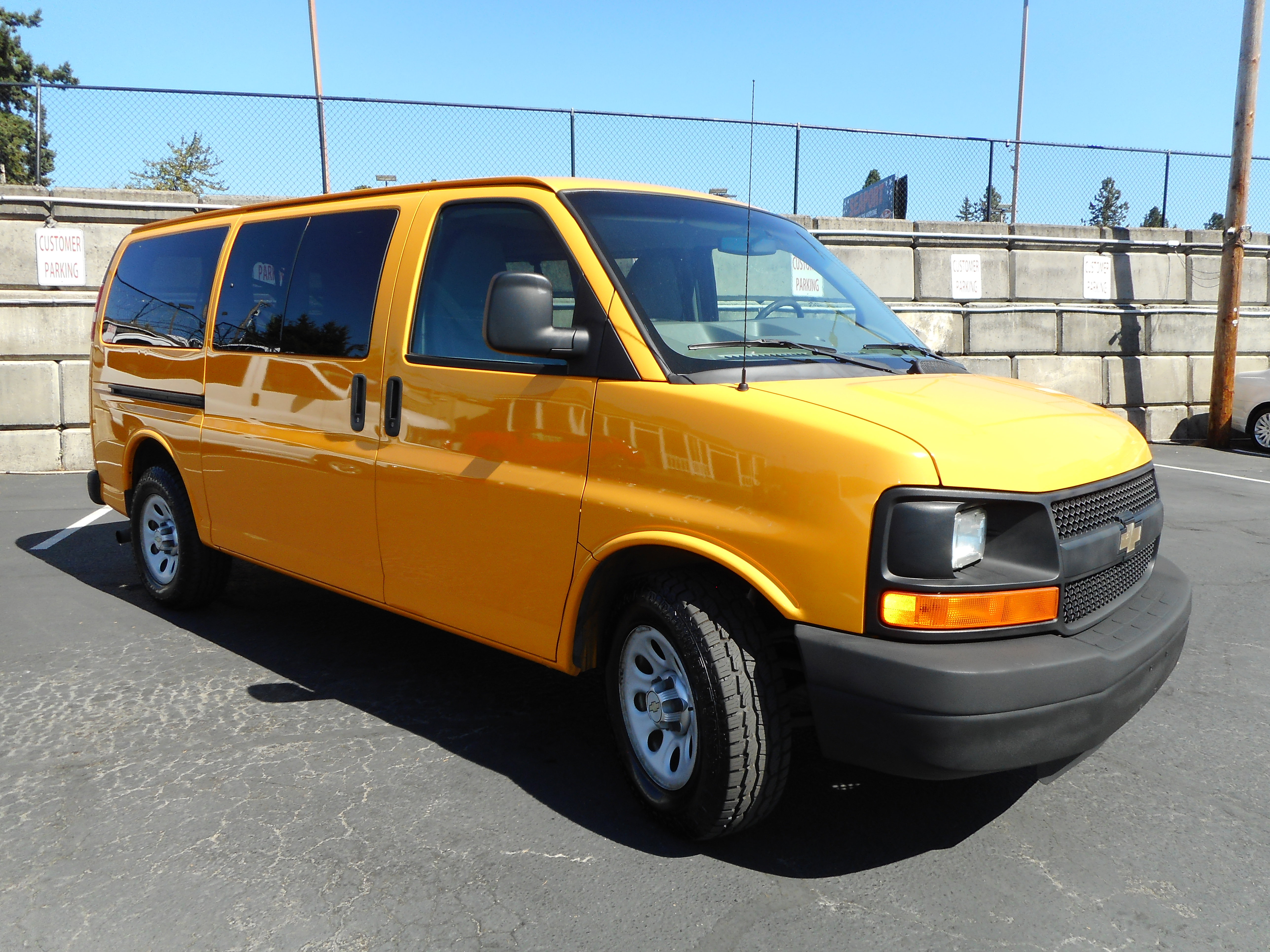Used 2010 Chevrolet Express 1500 LS image 1